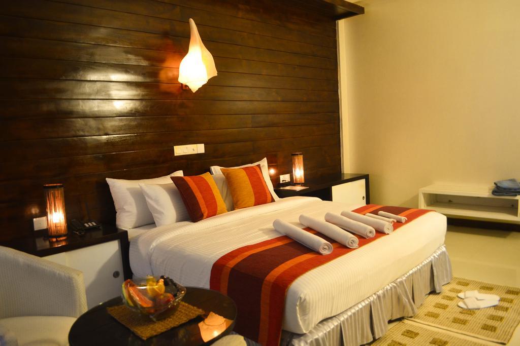 The Valampuri Hotel Jaffna Quarto foto
